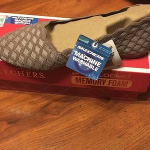 BNIB size 7 1/2 sketchers memory foam.